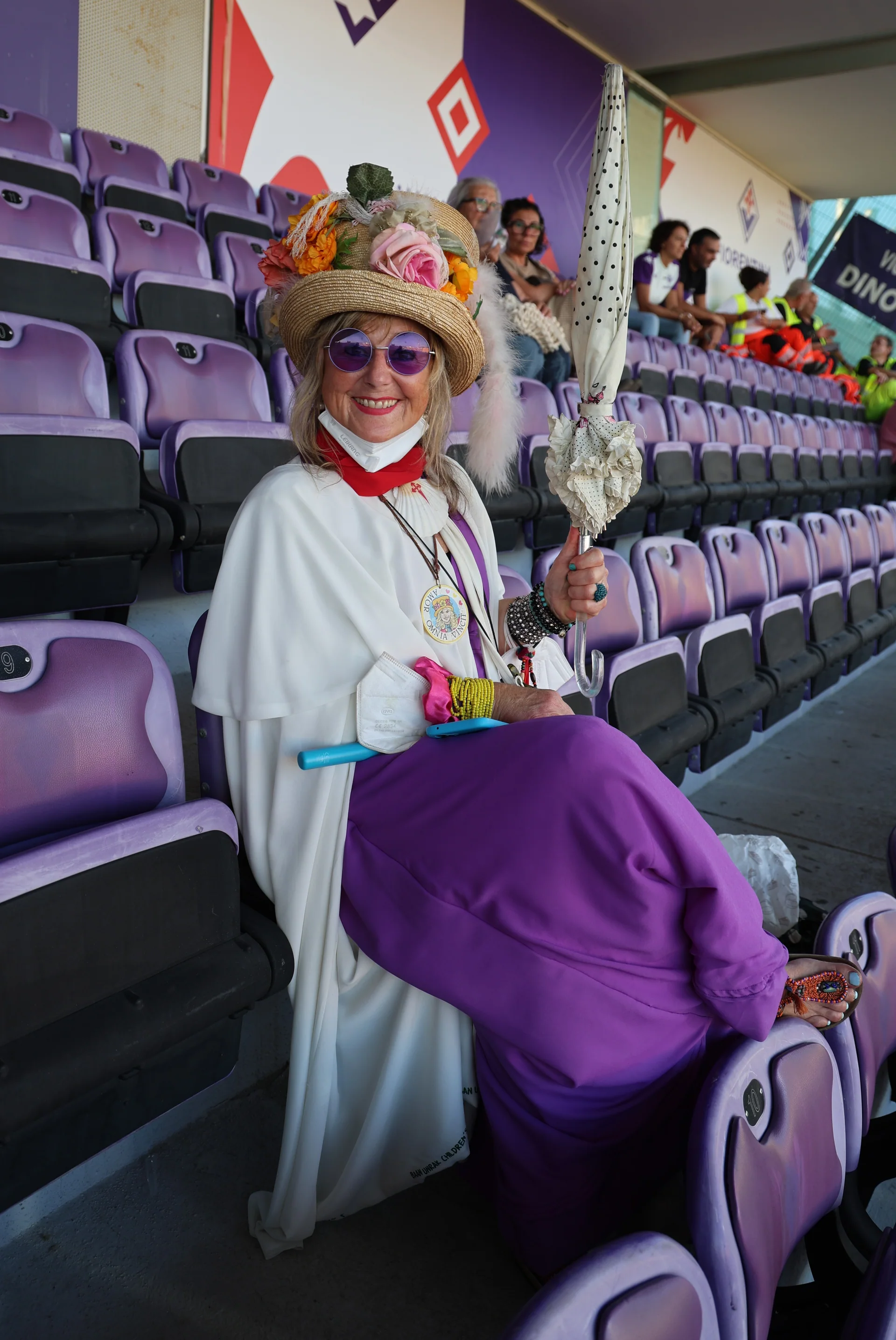 Zia Caterina in tribuna con il cappello fiorito