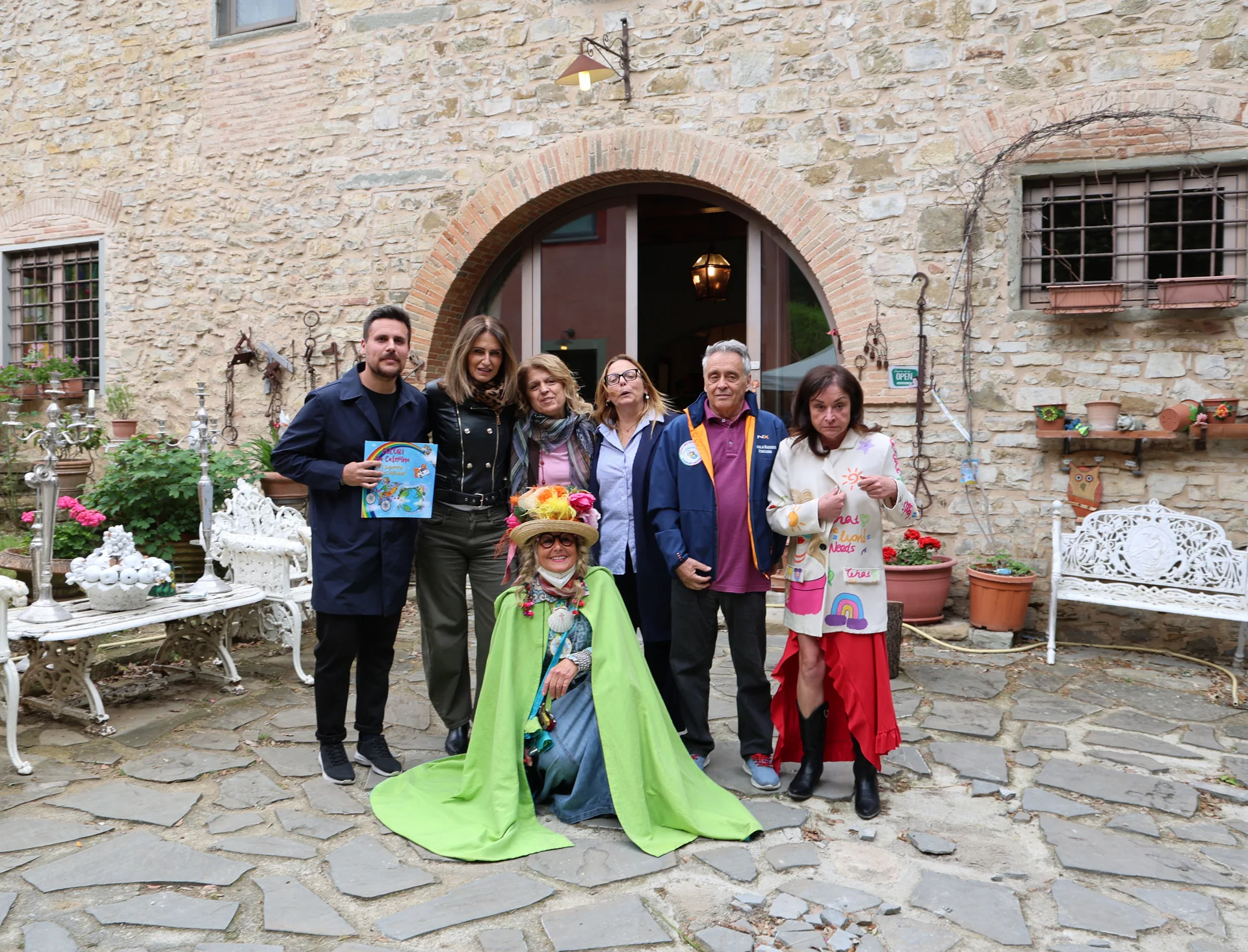Zia Caterina e visitatori davanti alla sede