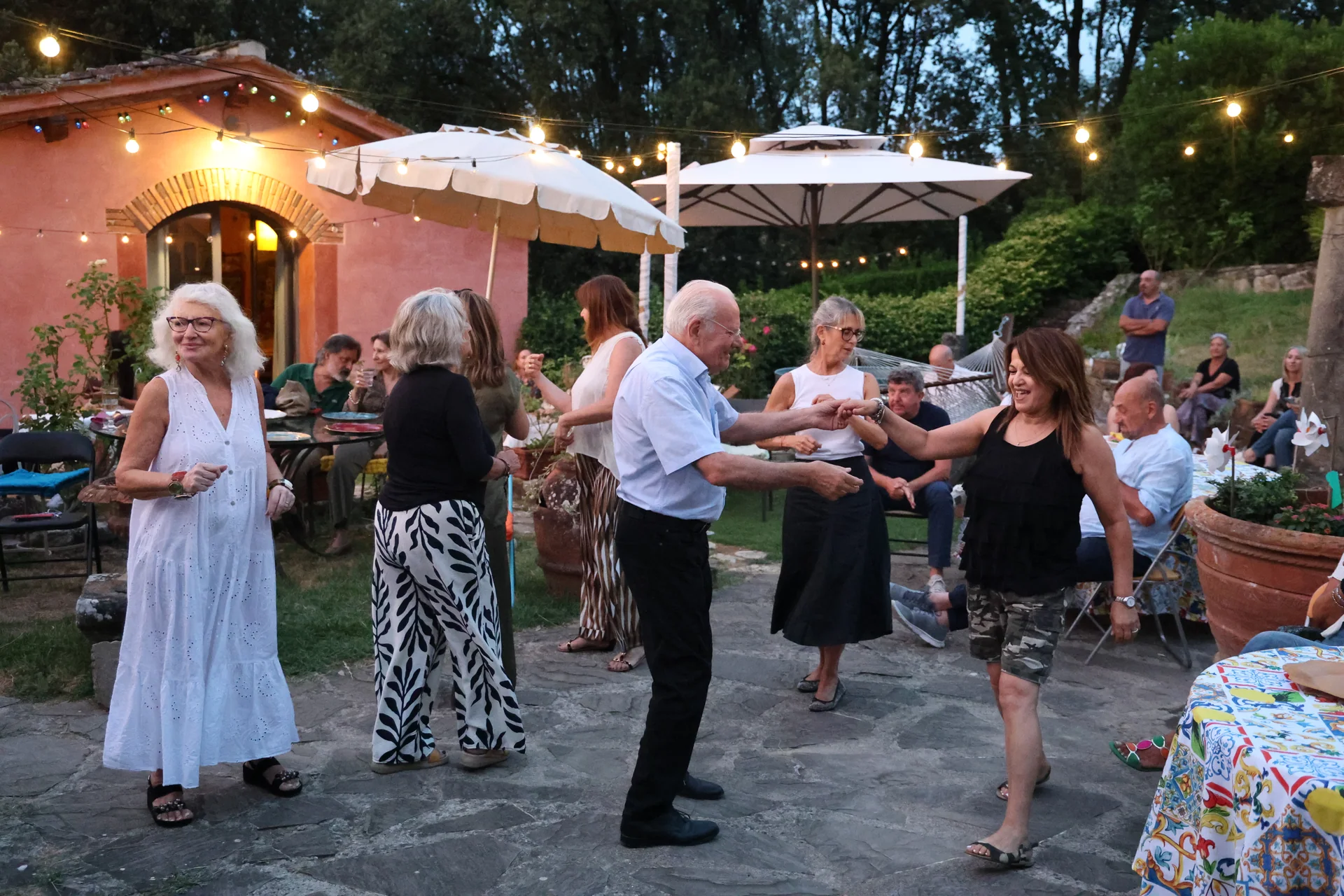 Partecipanti a una festa nella Fondazione