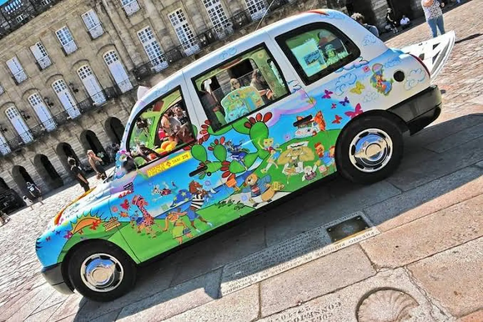 Il Taxi Milano 25 decorato con i personaggi dei Supereroi