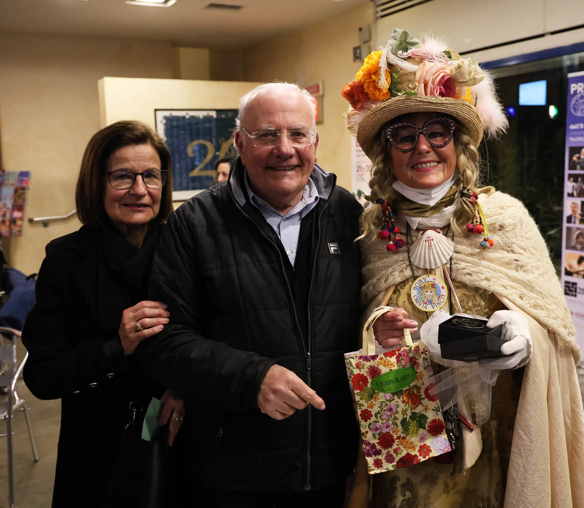 Zia Caterina con persone incontrate durante un evento