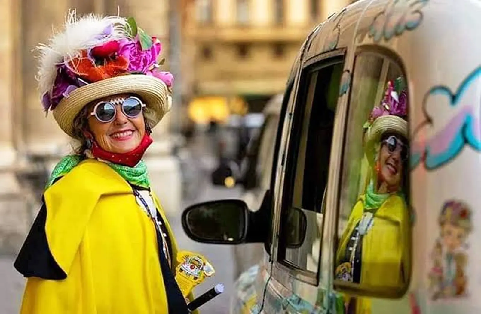 Zia Caterina accanto al Taxi Milano 25