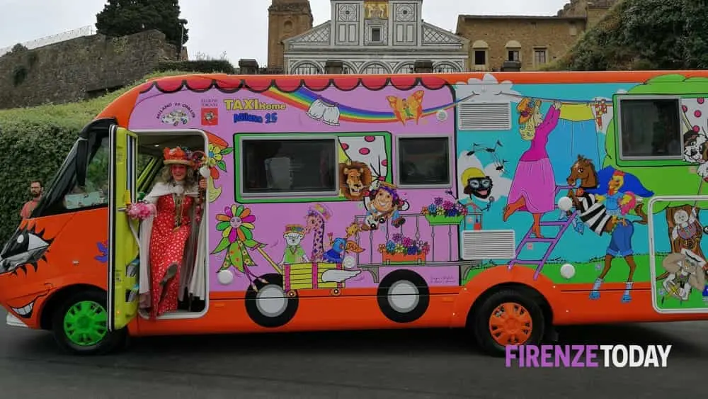 Zia Caterina davanti al camper TaxiHome a Firenze