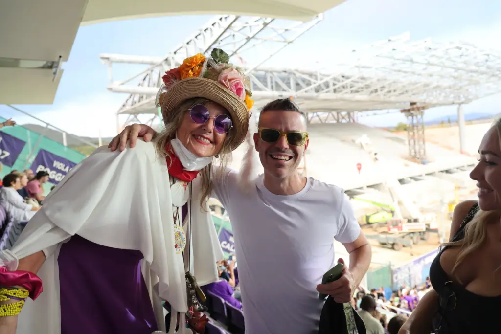 Zia Caterina insieme a una persona allo stadio