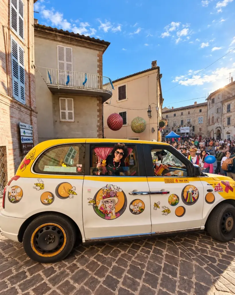 Il Taxi Milano 25 attraversa la piazza di Monte San Giusto durante il Clown&Clown Festival