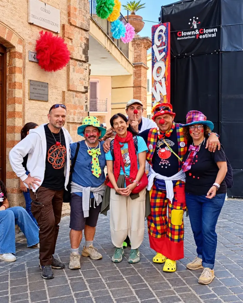 Zia Caterina insieme a partecipanti e artisti del Clown&Clown Festival a Monte San Giusto