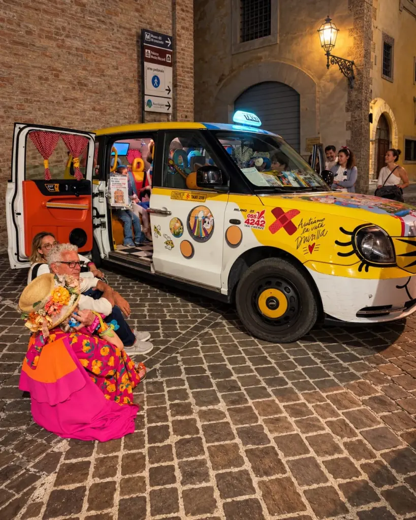 Il Taxi Milano 25 a Monte San Giusto durante una serata del Clown&Clown Festival