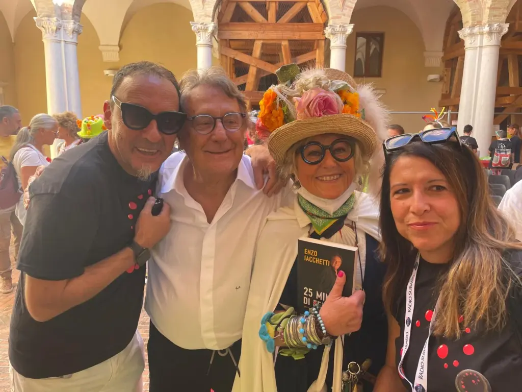 Zia Caterina con persone incontrate al Clown&Clown Festival 2026