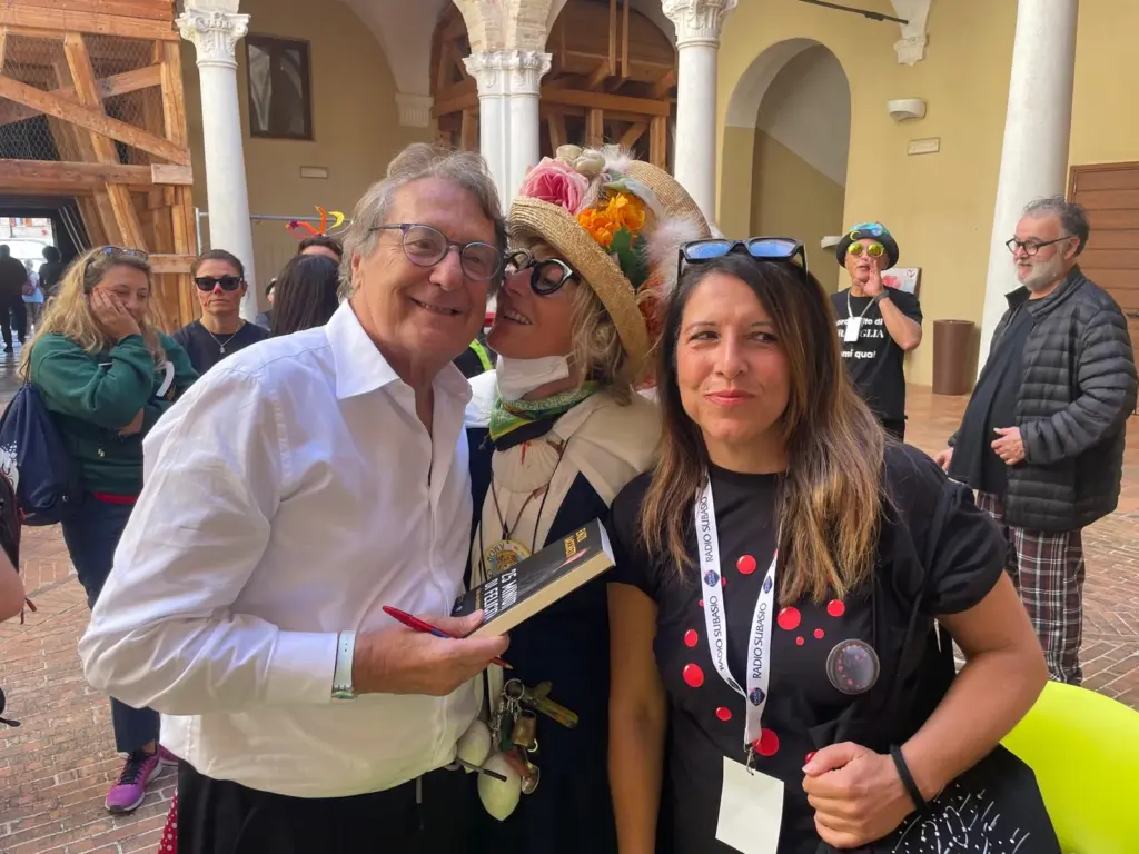 Zia Caterina con due persone durante il Clown&Clown Festival 2026
