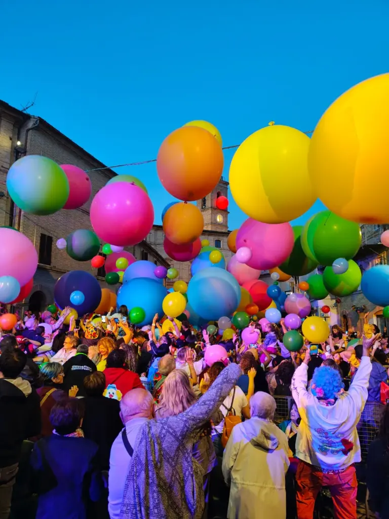 Una folla osserva i palloncini colorati al Clown&Clown Festival di Monte San Giusto