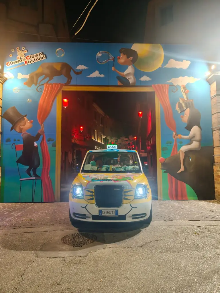 Il Taxi Milano 25 sotto l’ingresso del Clown&Clown Festival di sera