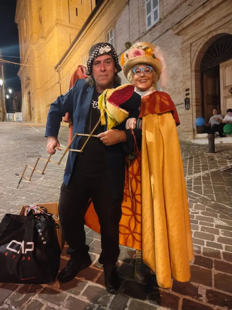 Zia Caterina accanto a un artista del Clown&Clown Festival a Monte San Giusto