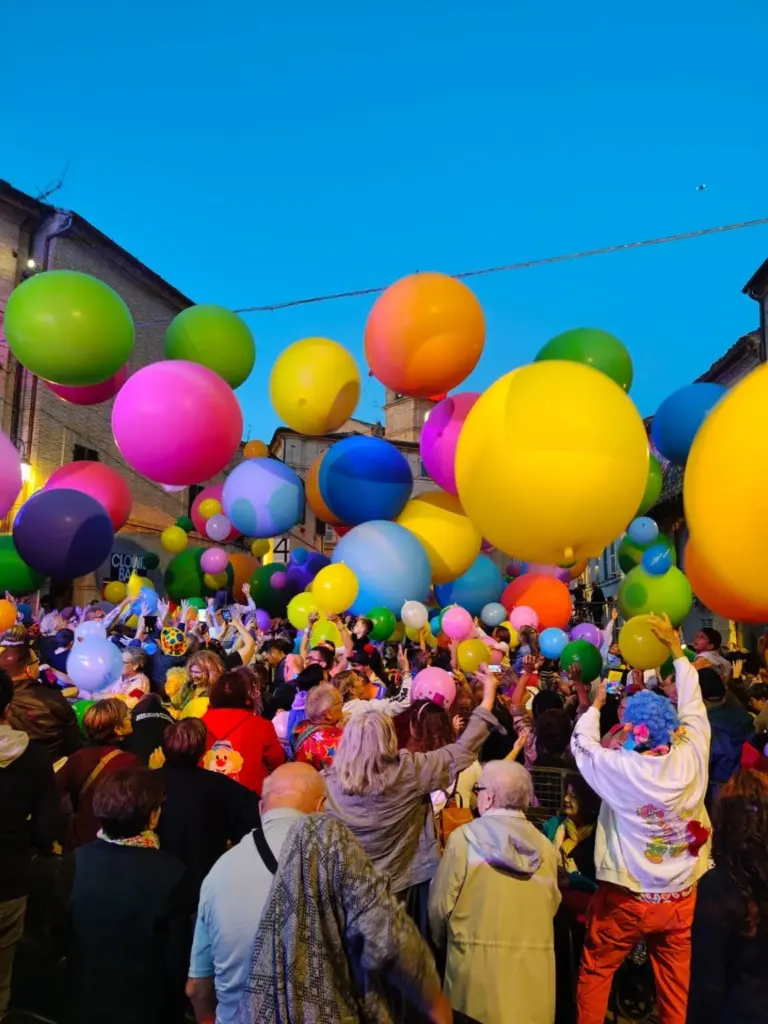 Palloncini colorati sopra la folla al Clown&Clown Festival 2026