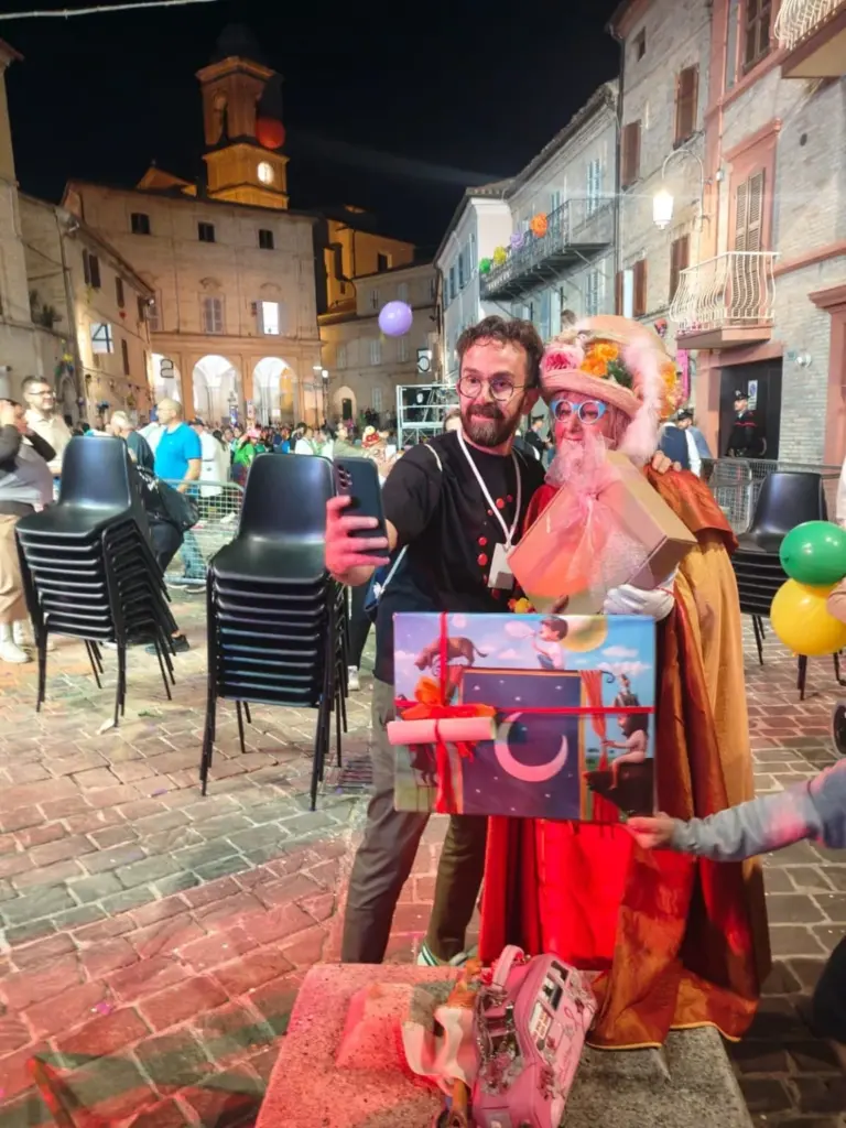 Zia Caterina e un artista durante un incontro nelle strade di Monte San Giusto