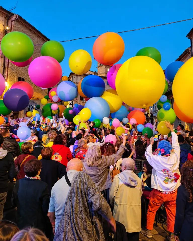 La folla e i palloncini colorati nella piazza del Clown&Clown Festival