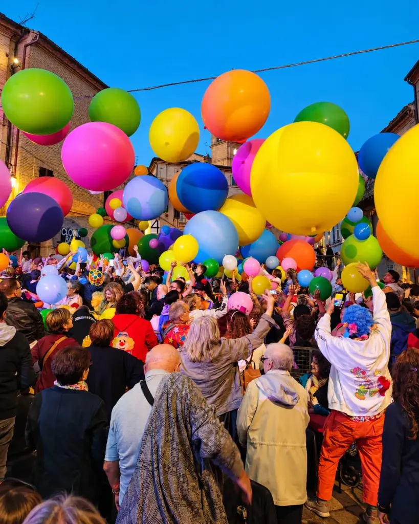 La folla e i palloncini colorati nella piazza del Clown&Clown Festival