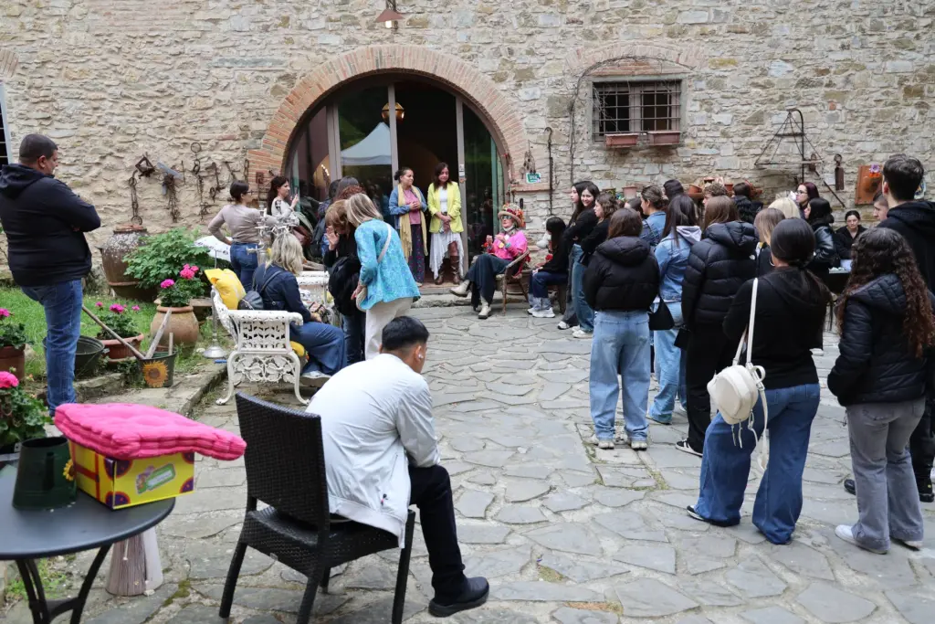 Persone riunite nel cortile della Fondazione Zia Caterina
